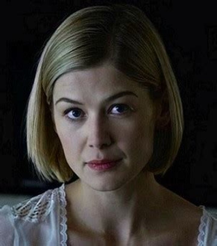 Amy Dunne Biography, Age, Height, Husband, Net Worth, Family