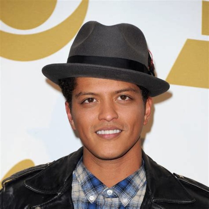 Bruno Mars Biography, Age, Height, Wife, Net Worth, Family