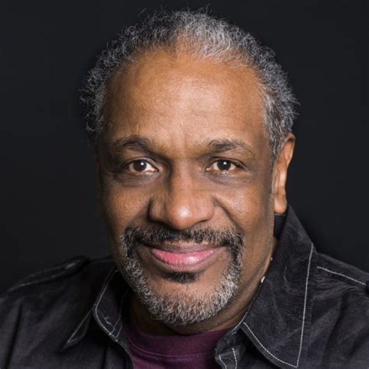 Christopher Paul Curtis biografía, edad, altura, esposo, net worth, familia