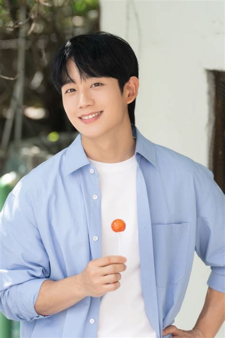 Jung Hae-in Biography, Age, Height, Wife, Net Worth, Family