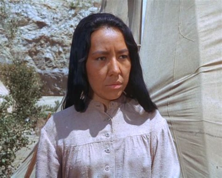 Lois Red Elk Biography, Age, Height, Husband, Net Worth, Family