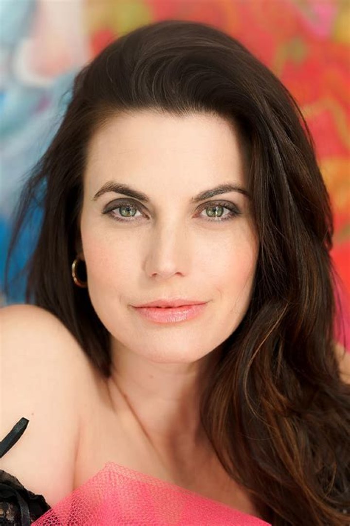 Meghan Ory Biography, Age, Height, Husband, Net Worth, Family