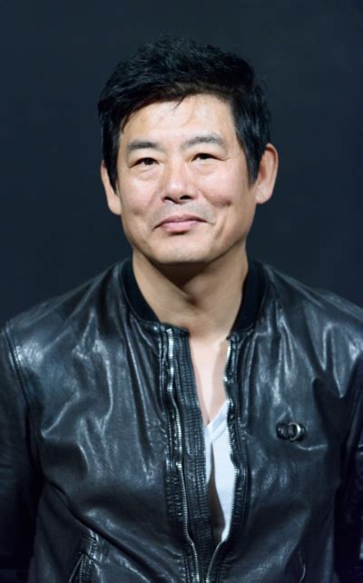 Sung Dong-il Biography, Age, Height, Wife, Net Worth, Family